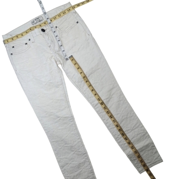 Free People Cream White Textured Jeans Size 26 - Picture 15 of 16